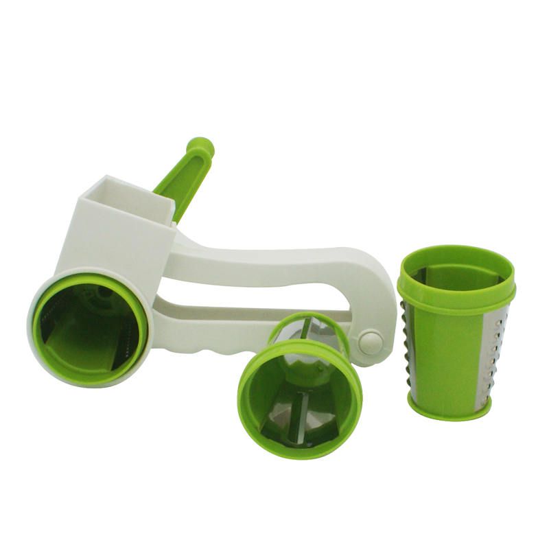 How do different blade types and thickness settings on a manual vegetable slicer affect the versatility and quality of slices?